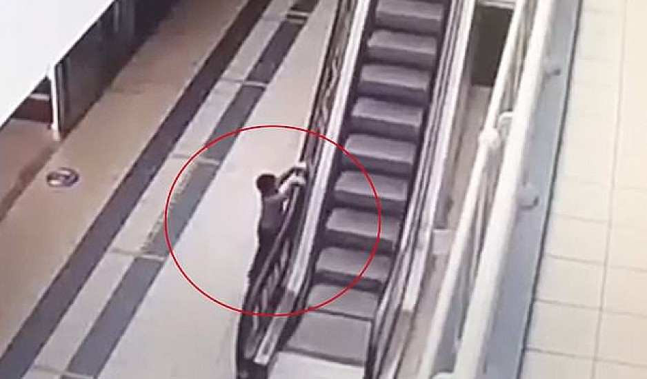 Τρομακτικό ατύχημα σε κυλιόμενη σκάλα σε εμπορικό κέντρο. Αγοράκι 4 ετών δίνει μάχη για τη ζωή του