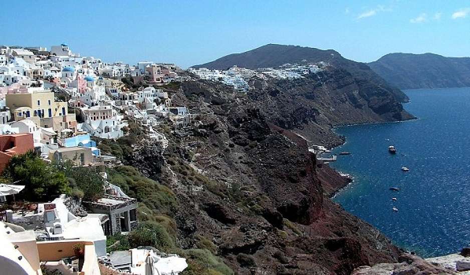 Κορονοϊός: Συναγερμός για ύποπτο κρούσμα στο αεροδρόμιο της Σαντορίνης
