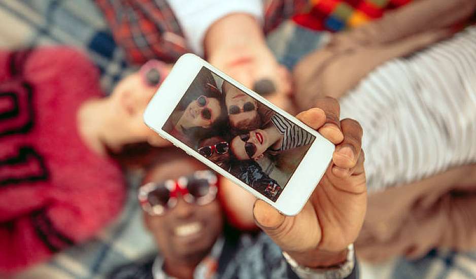 Οι selfies προκαλούν ναρκισσισμό σύμφωνα με νέα έρευνα