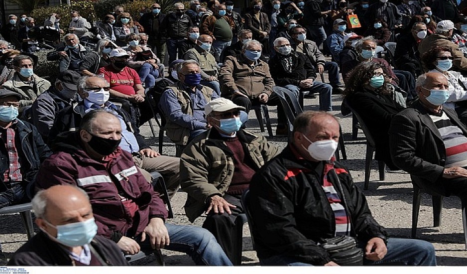 Συγκέντρωση διαμαρτυρίας συνταξιούχων στην Πλατεία Κλαυθμώνος