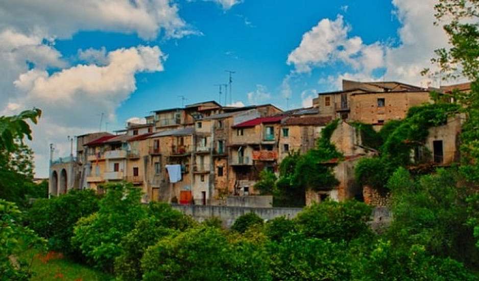 Χωριό της Σικελίας ετοιμάζεται να δημοπρατήσει 20 σπίτια με μόλις 2 ευρώ το καθένα