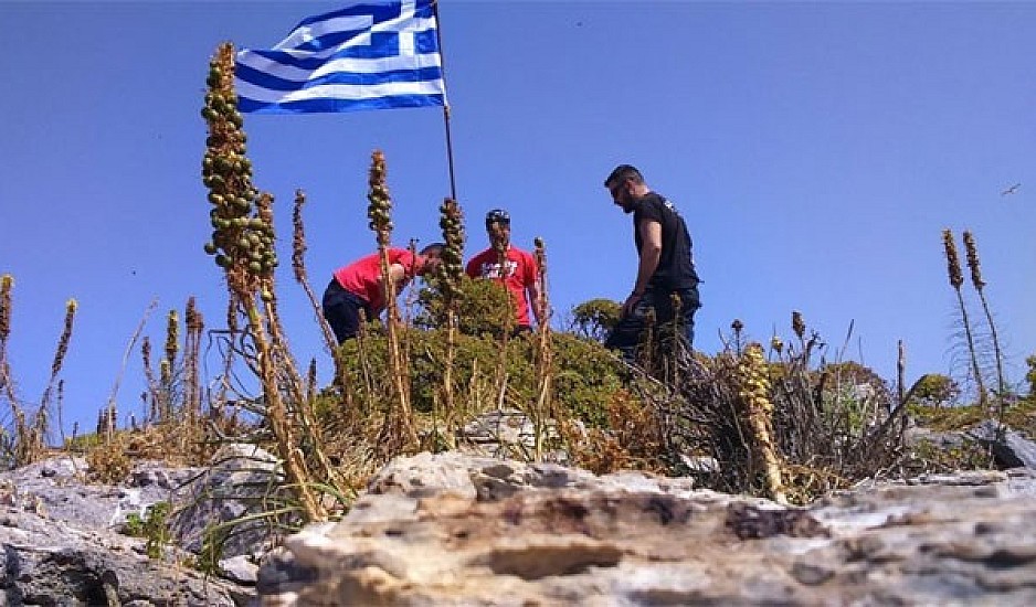 Γιλντιρίμ: Κατεβάσαμε ελληνική σημαία από βραχονησίδα στο Αιγαίο. Δήμαρχος Φούρνων: Η σημαία κυματίζει κανονικά