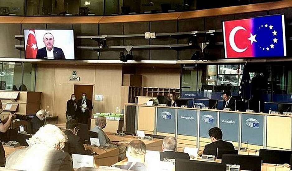 Ένταση με την κίνηση Τσαβούσογλου - Ένωσε τη σημαία της ΕΕ με την τουρκική