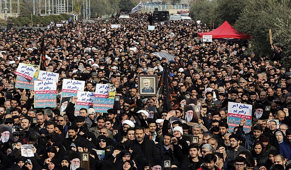 Δολοφονία Σουλεϊμανί: Χιλιάδες Ιρανοί διαδηλώνουν στους δρόμους - Με αντίποινα απειλεί η Τεχεράνη