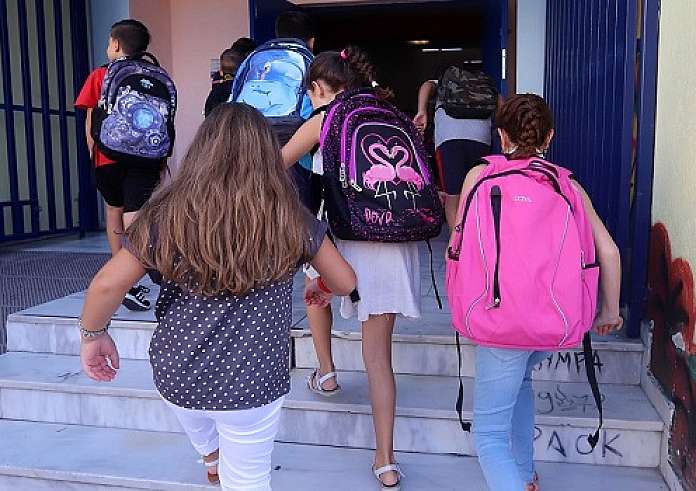 Νέα ετήσια «αργία» στα σχολεία. Ποιοι γονείς θα δικαιούνται μία ημέρα γονικής άδειας