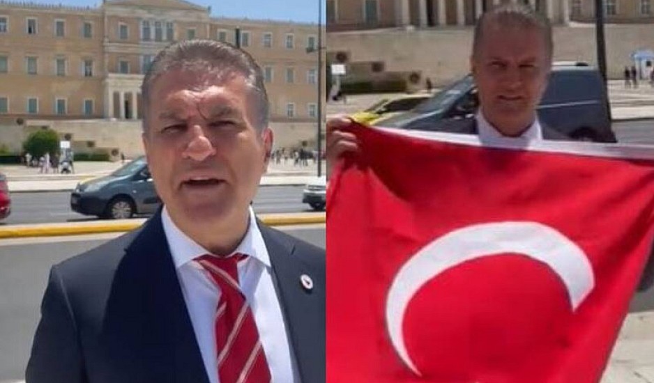 Ακραία πρόκληση: Τούρκος πολιτικός άνοιξε τουρκική σημαία μπροστά στη Βουλή των Ελλήνων