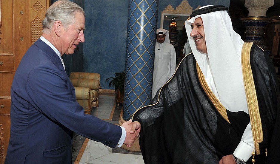 Σάλος στη Βρετανία: Σακούλες με 3 εκατ. ευρώ έλαβε ο πρίγκιπας Κάρολος από Σεΐχη του Κατάρ