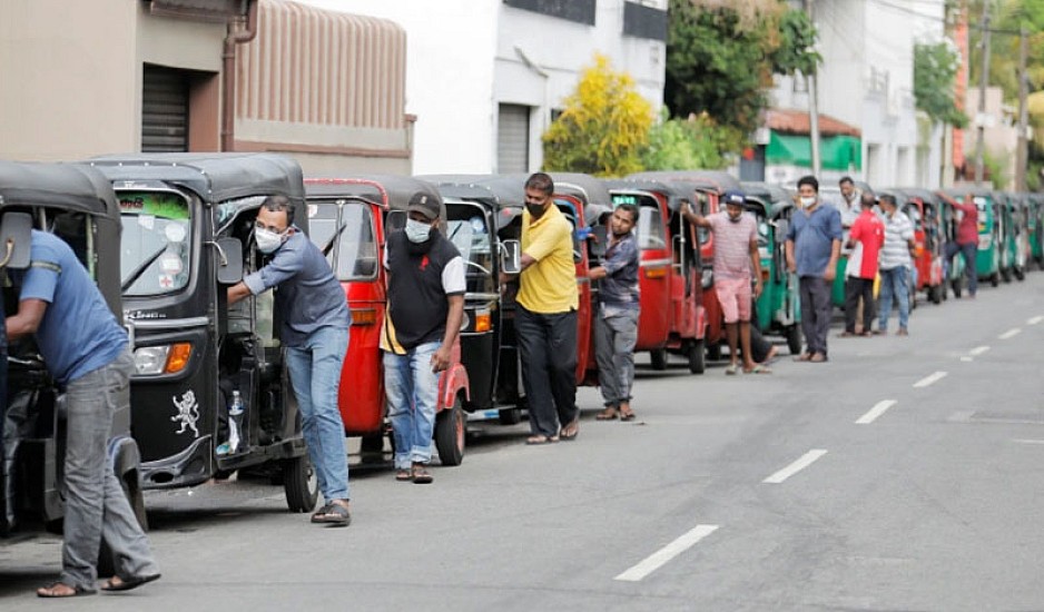 Στερεύει από καύσιμα η Σρι Λάνκα: Θα εφοδιάζει μόνο τα μέσα μεταφοράς και τα νοσοκομεία