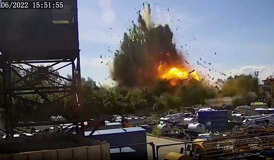 Πόλεμος στην Ουκρανία: Νέες εικόνες φρίκης από την πυραυλική επίθεση στο εμπορικό κέντρο του Κρεμεντσούκ
