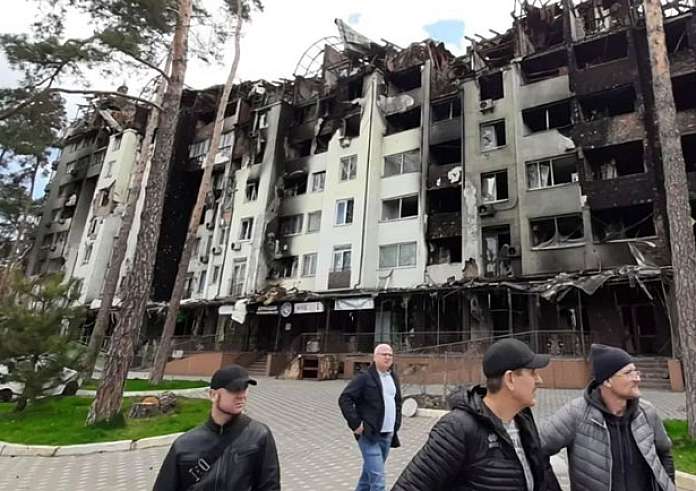 Ουκρανία: Πύραυλος χτύπησε πολυκατοικία στην Οδησσό – Τουλάχιστον 14 νεκροί, ανάμεσά τους και παιδιά