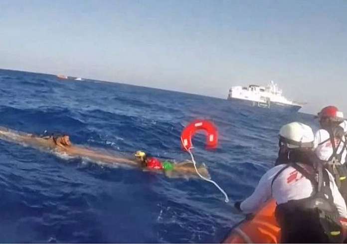 Δραματική διάσωση μεταναστών από τη Λιβύη στην Ιταλία