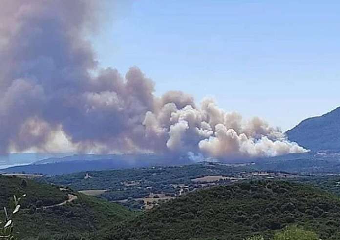 Μεγάλη φωτιά στα όρια Αχαΐας – Ηλείας – Ισχυροί άνεμοι, εκκενώνεται το χωριό Βάλμη