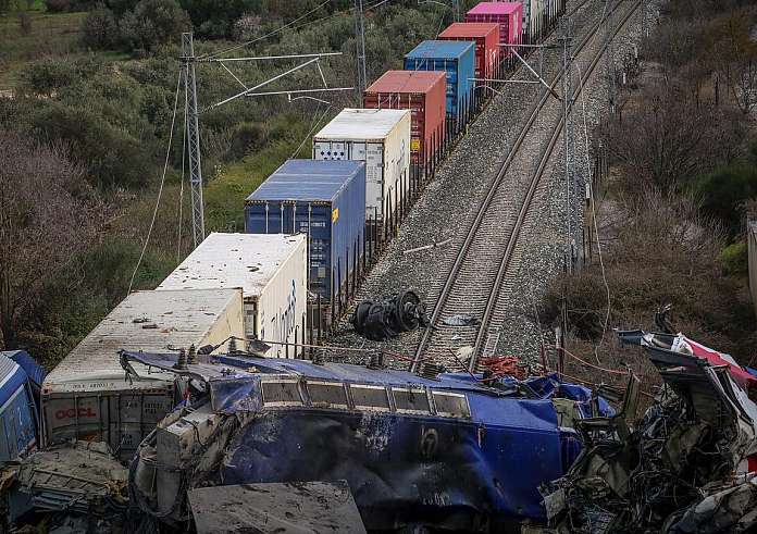 Τέμπη: Φταίνε οι σταθμάρχες και οι μηχανοδηγοί λέει το πόρισμα της ΝΔ – Δεν εντόπισε καμία πολιτική ευθύνη