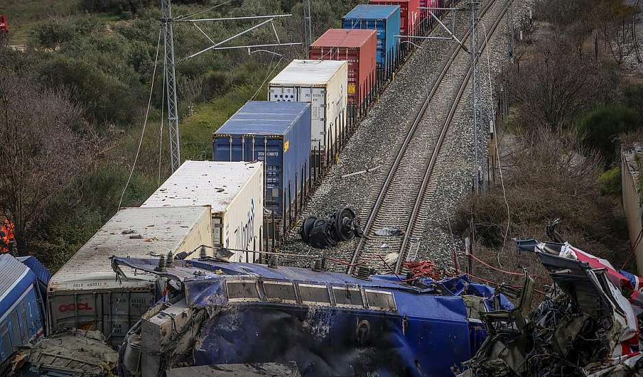 Τέμπη: Φταίνε οι σταθμάρχες και οι μηχανοδηγοί λέει το πόρισμα της ΝΔ – Δεν εντόπισε καμία πολιτική ευθύνη