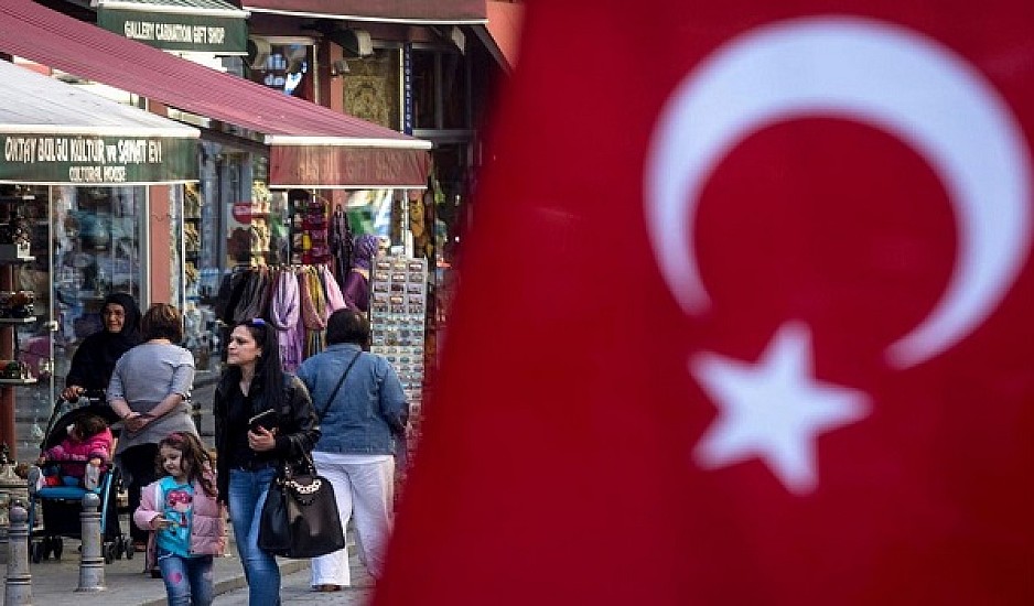 Τουρκία: Καταρρέει η λίρα, τελειώνουν τα αποθέματα, σε δεινή θέση ο Ερντογάν