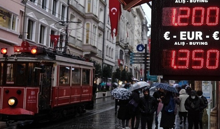 Παραιτήθηκε ο υπουργός οικονομικών της Τουρκίας – Συνεχίζει να καταρρέει η λίρα