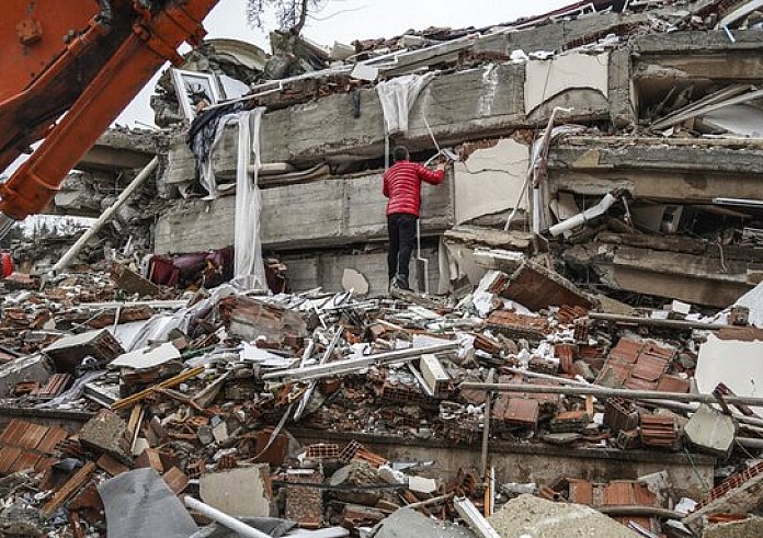 Τουλάχιστον 7.266 νεκροί από τους σεισμούς σε Τουρκία και Συρία
