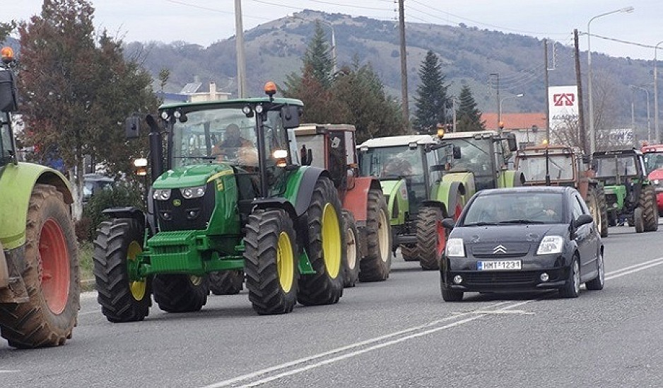 Αγρότες: Αναμμένες οι μηχανές των τρακτέρ λίγο πριν το ραντεβού με τον πρωθυπουργό