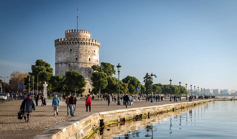 Θεσσαλονίκη: Πλημμύρισε ο Λευκός Πύργος από την κακοκαιρία - Ξηλώθηκαν πεζοδρόμια