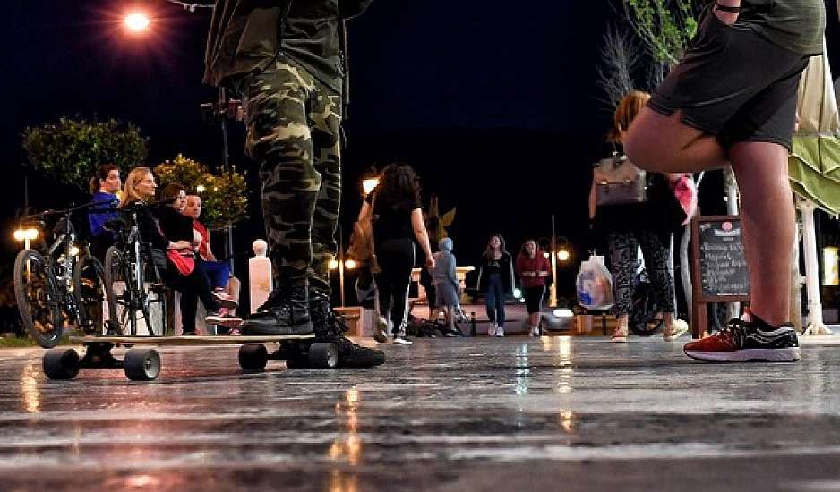 Ανησυχία για τα υπαίθρια πάρτι - Γέμισε από κόσμο η πλατεία Αγίου Γεωργίου στην Κυψέλη