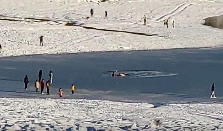 Λίμνη Πλαστήρα: Η στιγμή που σπάει ο πάγος και επισκέπτες πέφτουν στα παγωμένα νερά