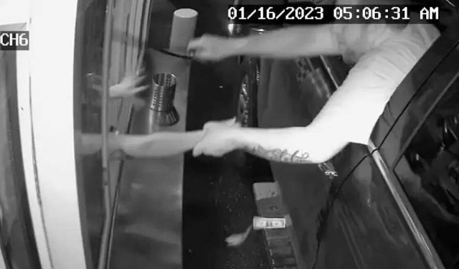 Τρομακτικό βίντεο με την προσπάθεια άντρα να απαγάγει εργαζόμενη σε drive-through καφέ