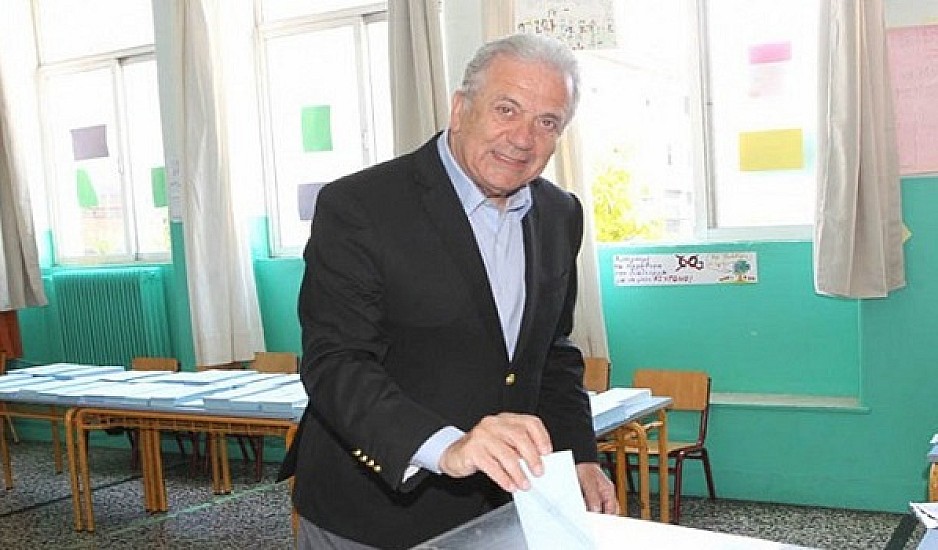 Εκλογές 2019: Στο Παγκράτι ψήφισε ο Ευρωπαίος Επίτροπος Δ. Αβραμόπουλος