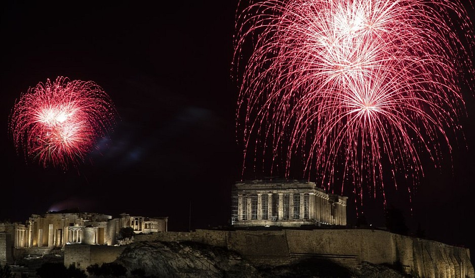 Διαφορετικό καλωσόρισμα του 2021. Δείτε εικόνες από την Ελλάδα και όλο τον κόσμο
