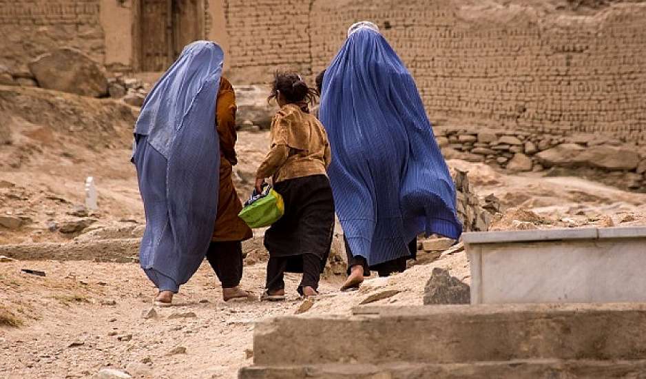 Αφγανιστάν: Πωλούν τις κόρες τους, ακόμα και μωρά, για να γλιτώσουν τη λιμοκτονία