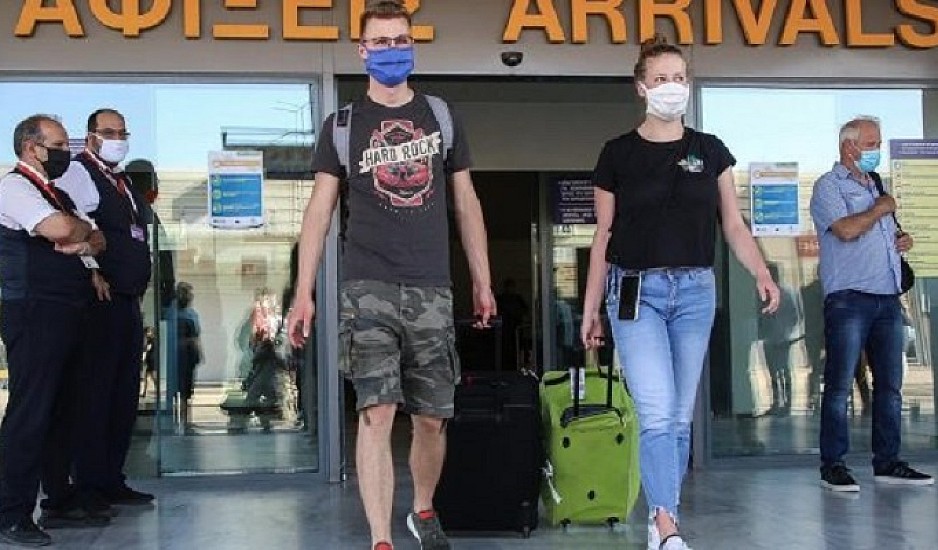 Εφτασαν οι πρώτοι Βρετανοί τουρίστες στα ελληνικά νησιά - Με μάσκες και αποστάσεις