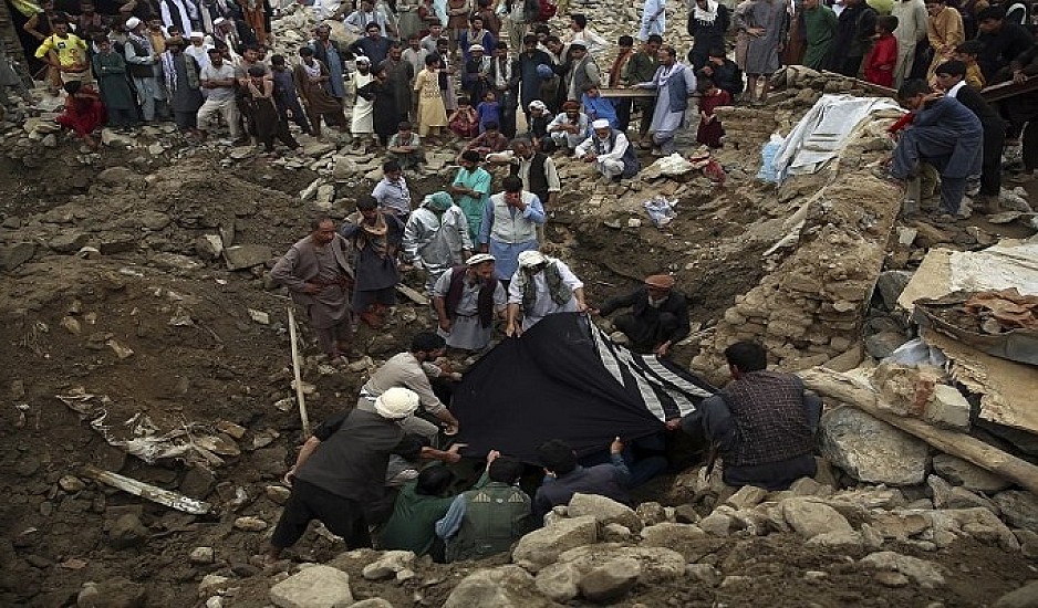 Τραγωδία στο Αφγανιστάν: Καταστράφηκε η πόλη Σαρικάρ- Τουλάχιστον 100 νεκροί