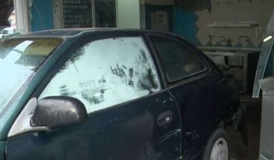 Θεσσαλονίκη: Αυτοκίνητο παρασύρθηκε από τα ορμητικά νερά - Kαρφώθηκε σε ιχθυοπωλείο