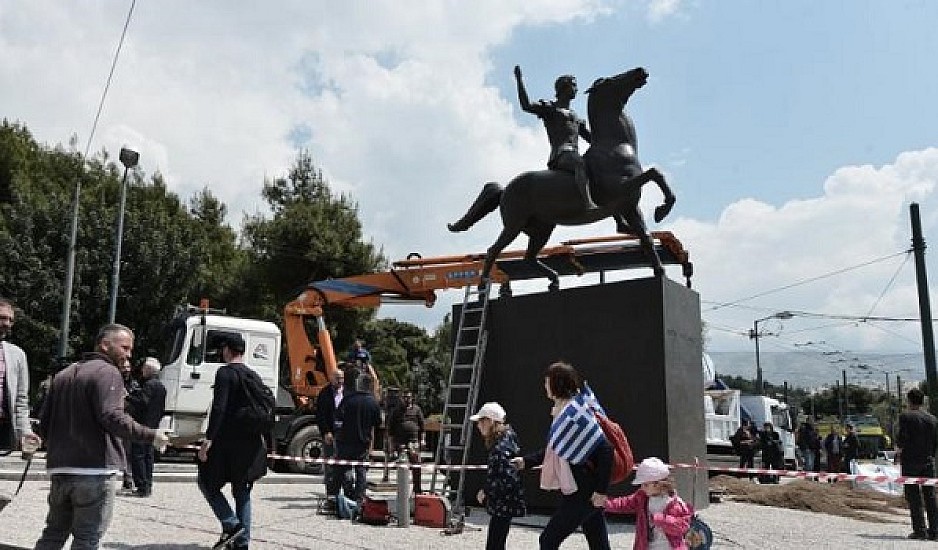 Τοποθετήθηκε το άγαλμα του Μεγάλου Αλεξάνδρου στο κέντρο της Αθήνας