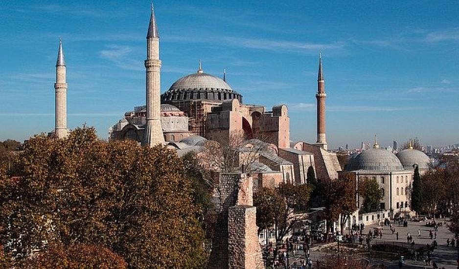 Δεν χάνουν ούτε λεπτό οι Τούρκοι – Έκλεισαν την Αγιά Σοφιά για το κοινό για να την ανοίξουν ξανά ως τζαμί