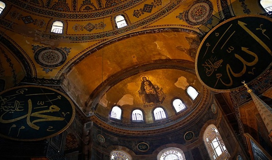 Αγία Σοφιά: Δίχως τέλος η ασέβεια των Τούρκων – Βάζουν τα παπούτσια τους σε εσοχές του ναού