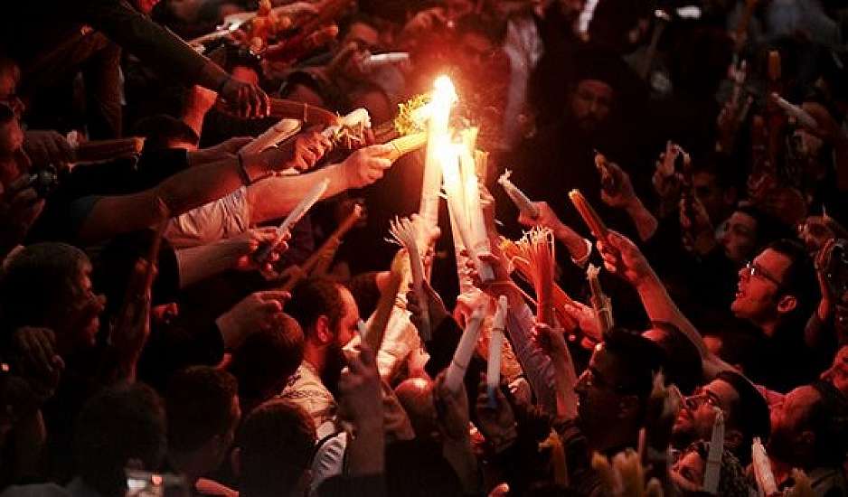 Άγιο Φως: Φτάνει σε λίγο στην Αθήνα – Τα δρομολόγια για τον διαμοιρασμό του σε όλη την χώρα