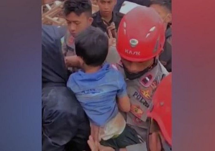 Ινδονησία: Ανασύρθηκε ζωντανός από τα ερείπια πεντάχρονος τρεις μέρες μετά τον φονικό σεισμό