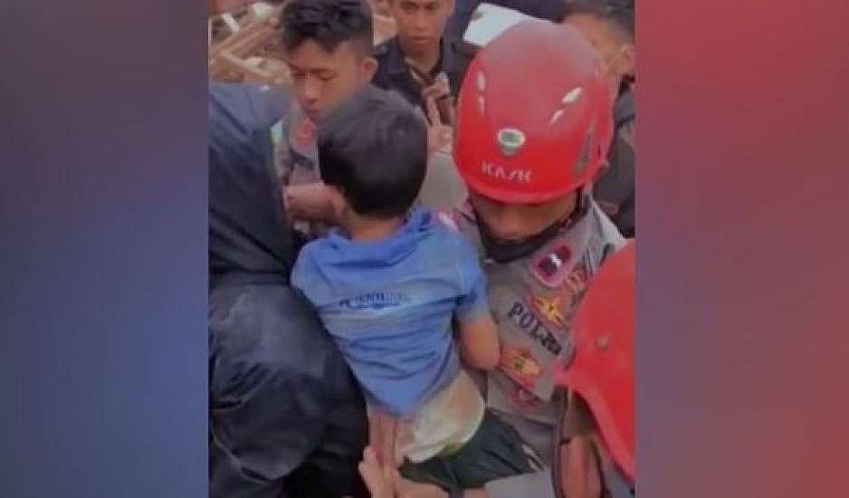 Ινδονησία: Ανασύρθηκε ζωντανός από τα ερείπια πεντάχρονος τρεις μέρες μετά τον φονικό σεισμό