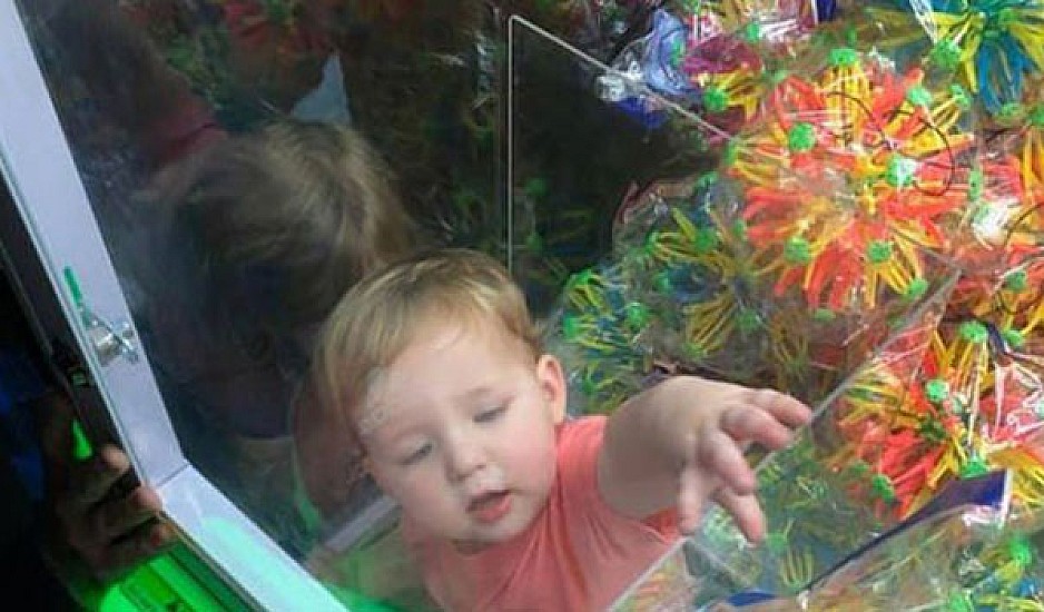 Αγόρι εγκλωβίστηκε σε μηχάνημα αυτόματης πώλησης παιχνιδιών