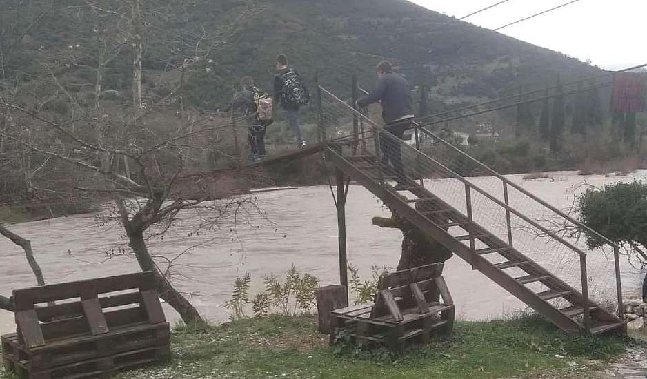 Κακοκαιρία: Μαθητές διέσχισαν αιωρούμενη γέφυρα πάνω από ποταμό στο Αγρίνιο