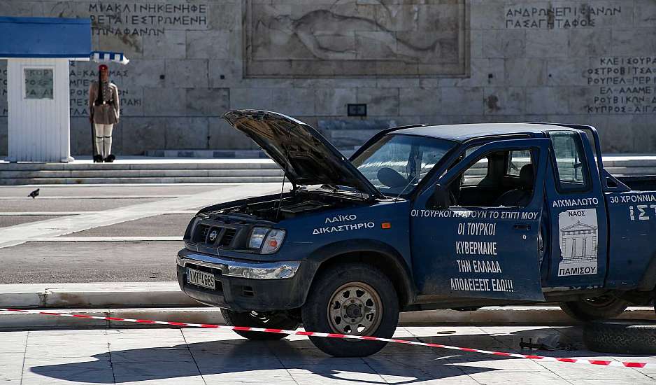 Συναγερμός στο Σύνταγμα: 58χρονος ανέβασε φορτηγάκι με φιάλες υγραερίου στον Άγνωστο Στρατιώτη