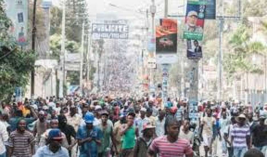 Σκηνές χάους στην Αϊτή: Τέσσερις νεκροί, λεηλασίες και καμένα κτίρια