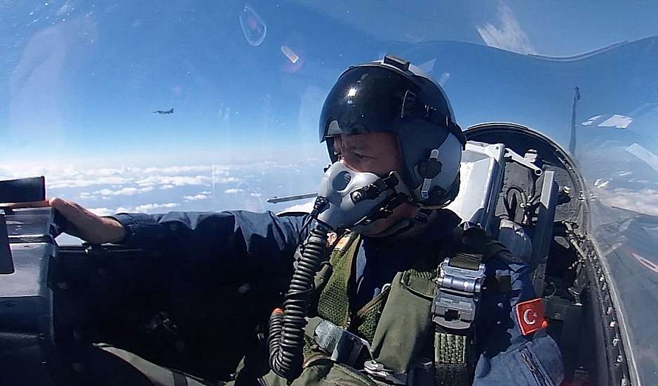 Προκλητικό σόου Ακάρ: Πέταξε με F-16 πάνω από το Βόρειο Αιγαίο