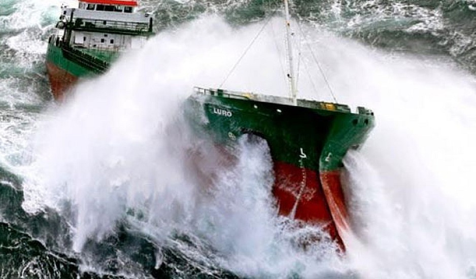 Ηφαιστίων: Αγωνία για το ακυβέρνητο πλοίο - Στο σημείο κατευθύνεται ρυμουλκό