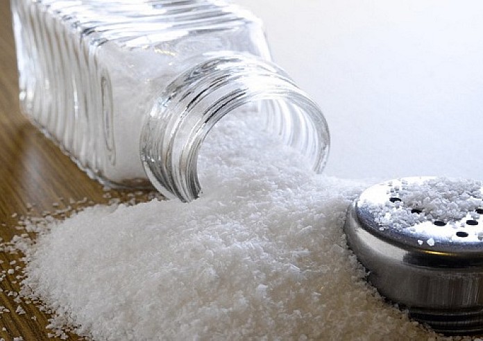 5 ύποπτα σημάδια που δείχνουν ότι τρώτε πολύ αλάτι