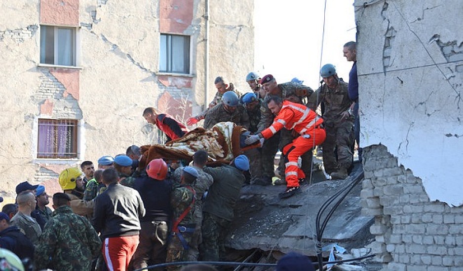 Αλβανία: Αγωνία στα συντρίμμια για τους επιζώντες -  Ελπίζουν σε ένα θαύμα και μια φωνή από τα ερείπια