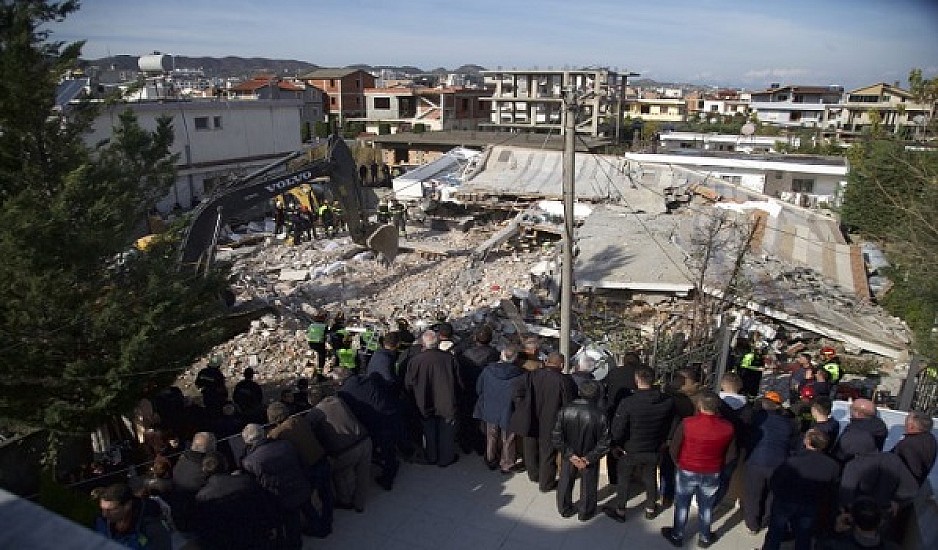 Σεισμός στην Αλβανία: Η στιγμή που η ΕΜΑΚ βγάζει 19χρονο από τα συντρίμμια