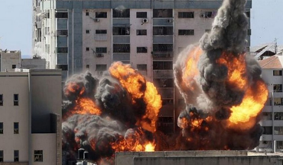 Σοκ και οργή από το χτύπημα στο κτίριο που στεγαζόταν το Associated Press. Διαδηλώσεις υπέρ των Παλαιστινίων