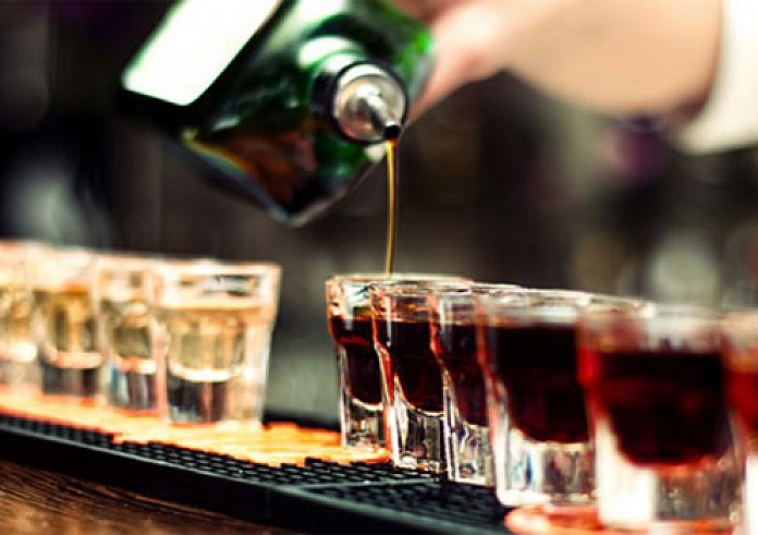 Αλκοόλ: Πώς θα πιούμε αυτές τις γιορτές χωρίς να μεθύσουμε