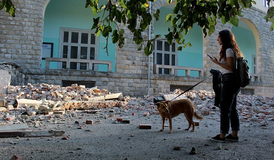 Σκηνές χάους σε γήπεδο την ώρα του σεισμού στην Αλβανία